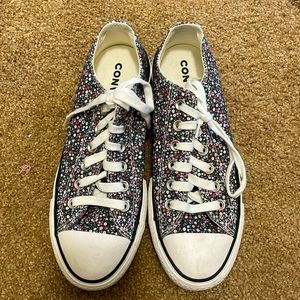 Floral converse size 7